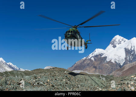 Hubschrauber Landung am Khan Tengri Basislager, zentralen Tian Shan Gebirge, Grenze zwischen Kirgistan und China, Kirgistan Stockfoto