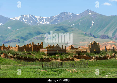 Friedhof in Kochkor, Straße zum Song Kol See, Provinz Naryn, Kirgisistan, Zentralasien Stockfoto