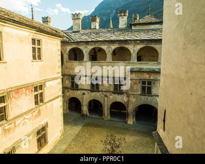 Innenhof in Issogne Castle, eine Burg/Landsitz in der Stadt von Issogne im Aostatal Stockfoto