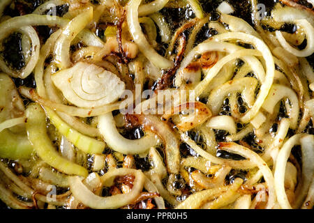 Gebratenen Zwiebeln in der Pfanne. Die Röstung der gehackte Zwiebel in Öl. Stockfoto