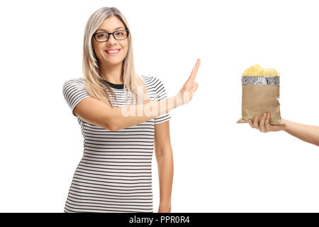 Junge Frau ablehnen eine Tüte Kartoffelchips auf weißem Hintergrund Stockfoto