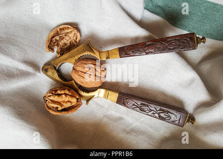 Walnüsse und vintage Nussknacker mit geschnitzten hölzernen Handgriff Stockfoto
