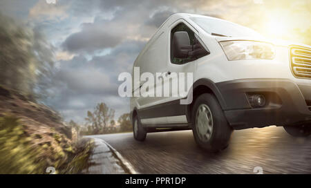 Lieferung van auf einer Landschaft Landstraße Stockfoto