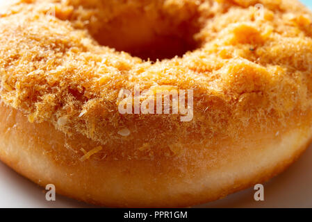 Seite View Studio Schießen von donut mit geschredderten Schwein am oberen Ende oben Stockfoto