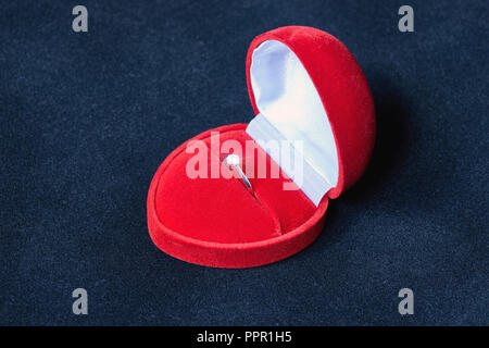 Eine Verlobung Silber Ring in der Red Box in der Form eines Herzens mit einem glänzenden Edelstein Stockfoto