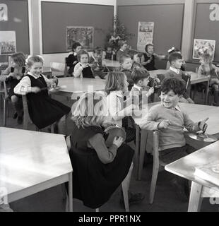 1960, Grundschule Kinder viel Spaß beim Spielen mit Schlagzeug Musikinstrumente in einer Musik klasse, England, UK. Stockfoto