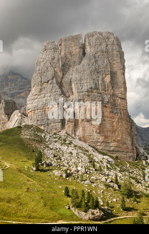 Alpine Landschaft, Cinque Torri Ort, den italienischen Dolomiten. Im Vordergrund steht die größte der fünf Türme, mit dem Tal vor, Stockfoto