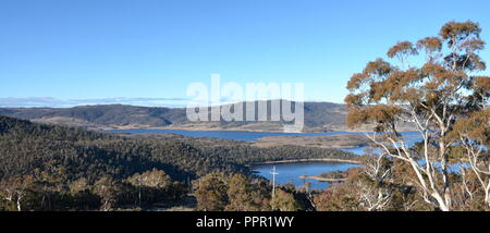 Breites Panorama der Landschaft in New South Wales und Lake Jindabyne. Blick von Kosciusko Rd. Stockfoto