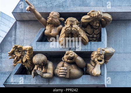 Die Skulptur genannt das Publikum von Michael Schnee auf das Rogers Centre, der Heimat der Blue Jays Baseball Team in der Innenstadt von Toronto Stockfoto