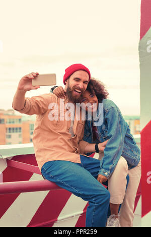 Positive Paar lachend, während Sie lustige selfies Stockfoto