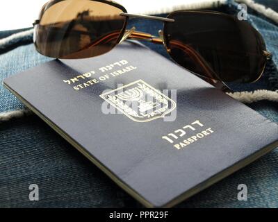 Israel Reisen Reisepass - Darkon israelischen mit Sonnenbrille auf Denim Stockfoto