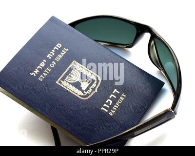 Ausländischer Reisepass Israels "arkon' und Sonnenbrille schwarz auf weiß Stockfoto