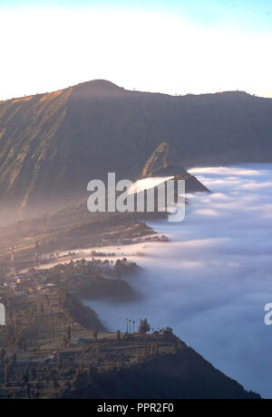 Ein Ziel für den Tourismus zu Indonesien. Sonnenaufgang am Cemoro Lawang Dorf auf dem Bromo Mount Bromo Tengger Semeru National Park, Ost Java, Indones Stockfoto