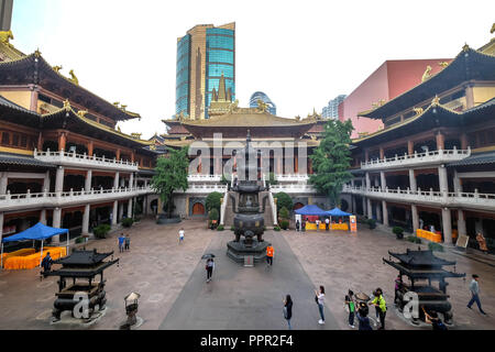 Shanghai, China, 22.Juni 2018: Das Innere des Jing'an Tempel in Shanghai. Ein Ziel des Tourismus. Die chinesischen Schriftzeichen auf dem Board über den Stockfoto