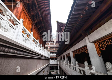 Shanghai, China, 22.Juni 2018: Das Innere des Jing'an Tempel in Shanghai. Ein Ziel des Tourismus. Die chinesischen Schriftzeichen auf dem Board über den Stockfoto