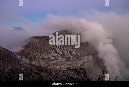 Die Oberseite des Kawah Ijen Vulkan - in Ostjava, Indonesien. Es die Grenze von der Spitze. Und die Textur so seltsam. Stockfoto