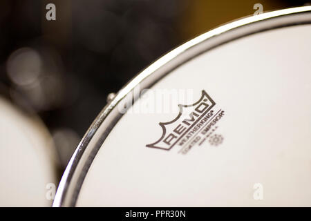 Belgrad, SERBIEN - Juli 23, 2018: Detail der Remo Schlaginstrumente. Remo Inc. ist ein US-amerikanischer percussion Instrument Company, founde dat 1957. Stockfoto