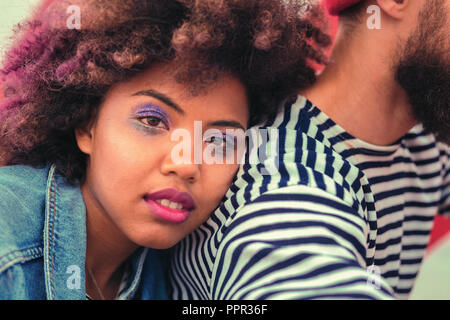 Schöne Mädchen mit schlechten Make-up nach der großen Party in der Nacht Stockfoto