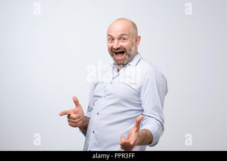 Reifen freut Mann mit weißem T-Shirt zeigt auf Sie. Stockfoto