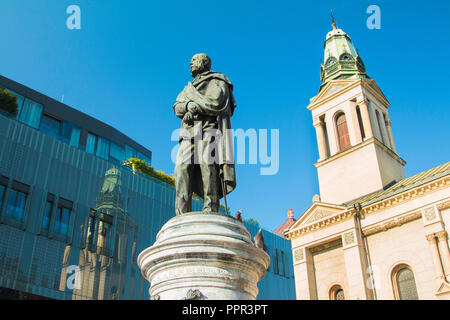 Denkmal der kroatischen Dichter Petar Preradovic auf Preradovic square (Blume) und die Serbische Orthodoxe Kirche und modernes Gebäude im Hintergrund, Zag Stockfoto