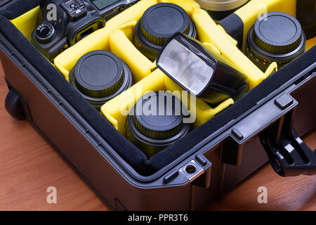 Portable professionelle fotografische Ausrüstung, in einem hohen Widerstand Koffer geschützt, bereit zu reisen. Stockfoto