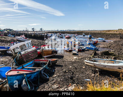 Die Boote bei Ebbe in den kleinen Hafen Paddys Loch, South Gare, Redcar, England, Großbritannien Stockfoto