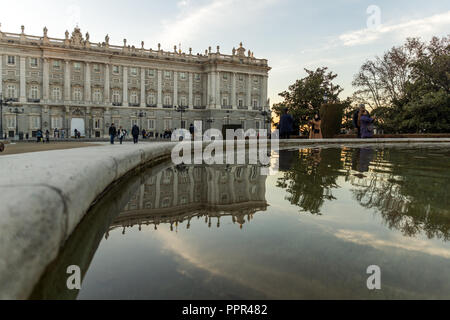 MADRID, Spanien - 22. JANUAR 2018: Sonnenuntergang Blick auf die Fassade des Royal Palace in Madrid, Spanien Stockfoto