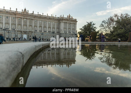 MADRID, Spanien - 22. JANUAR 2018: Sonnenuntergang Blick auf die Fassade des Royal Palace in Madrid, Spanien Stockfoto