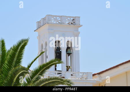 Glockenturm der schönen Kirche San Nicolas von Nafplio. Architektur, Reisen, Landschaften, Kreuzfahrten. Juli 8, 2018. Nauplion Argolida Griechenland. Stockfoto