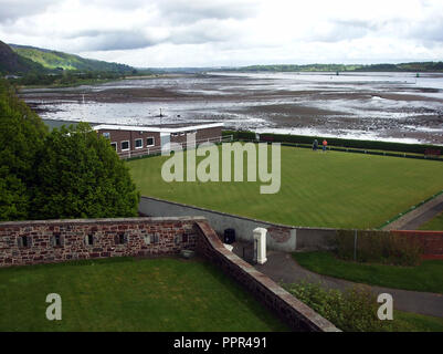 Die Aussicht, Blick nach Westen, von den oberen von Dumbarton Rock zeigt den Fluss Clyde mit dem Strom sehr viel heraus. Bei Flut ist; diese Sichtweise würde in Wasser bedeckt werden. Glasgow ist ein paar Meilen Flussaufwärts. Stockfoto