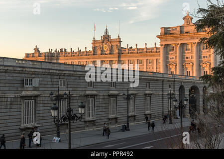 MADRID, Spanien - 22. JANUAR 2018: Sonnenuntergang Blick auf die Fassade des Royal Palace in Madrid, Spanien Stockfoto