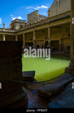 Wenig Strom von heißem Wasser in die große Badewanne der Römischen Bäder, Badewanne, Somerset, England, UK. Stockfoto