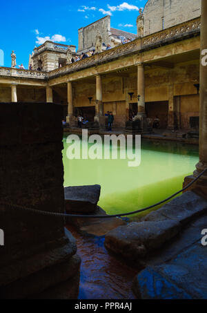 Wenig Strom von heißem Wasser in die große Badewanne der Römischen Bäder, Badewanne, Somerset, England, UK. Stockfoto