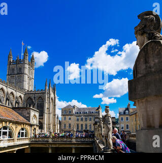 Besucher erkunden die Terrasse und großer Badewanne der römischen Bäder in Bath Abbey, in der historischen Stadt Bath, Somerset, England, UK. Stockfoto