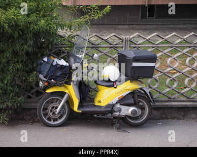 TURIN, Italien - ca. September 2018: Poste Italiane Mail Delivery Motorrad Stockfoto