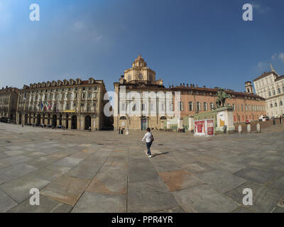 TURIN, Italien - ca. September 2018: Die Piazza Castello mit fisheye Objektiv gesehen Stockfoto