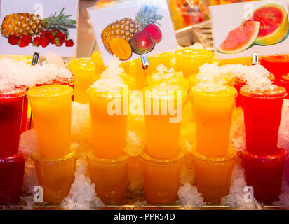 Frische Säfte und Smoothies in La Boqueria Markt gerade von Las Ramblas in Barcelona, Spanien Stockfoto