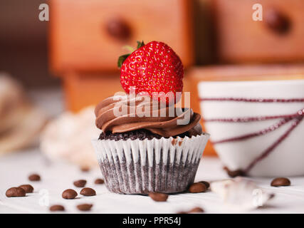 Schokoladenkuchen mit Erdbeeren auf einem weißen Tisch Stockfoto