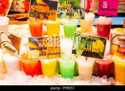 Frische Säfte und Smoothies in La Boqueria Markt gerade von Las Ramblas in Barcelona, Spanien Stockfoto