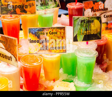 Frische Säfte und Smoothies in La Boqueria Markt gerade von Las Ramblas in Barcelona, Spanien Stockfoto