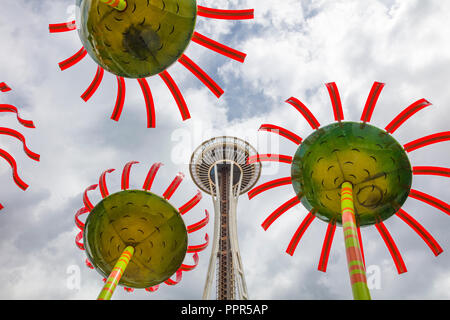 Sonic Bloom von Künstler Dan Corson im Seattle Center mit der Space Needle in Seattle, Washington in den Vereinigten Staes. Stockfoto