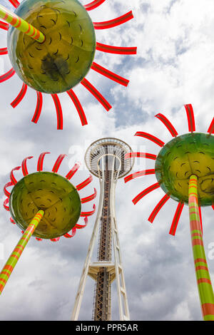 Sonic Bloom von Künstler Dan Corson im Seattle Center mit der Space Needle in Seattle, Washington in den Vereinigten Staes. Stockfoto