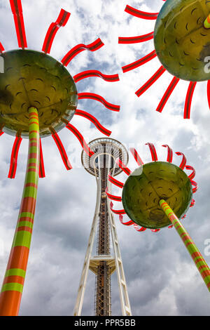 Sonic Bloom von Künstler Dan Corson im Seattle Center mit der Space Needle in Seattle, Washington in den Vereinigten Staes. Stockfoto