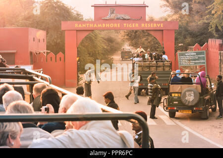 RANTHAMBORE Nationalpark, INDIEN - 15. April: Touristische Gruppe Menschen auf Safari Jeep Kreuzung Straße Weg außerhalb der vorderen Eingang Tor. Es ist geschützt Stockfoto