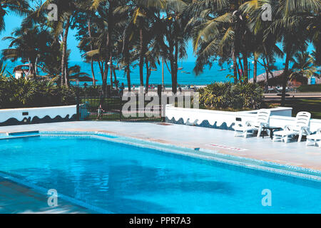 In der Seitenansicht des luxuriösen tropischen Residential Hotel Resort oder Tourist-Villa in der Nähe der Küste von einem Meer Strand snap von Terrasse auf einem hellen Sommertag. Stockfoto