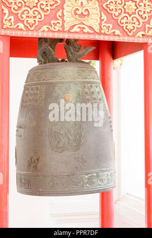 Große Glocke in der Marmor-tempel oder Wat Benchamabophit Dusitvanaram in Bangkok, Thailand Stockfoto