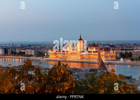 Panorama Blick auf das beleuchtete Ungarischen Parlament über der Donau in der Dämmerung, Budapest. Lange Belichtung. Stockfoto