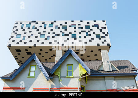 Low-Winkel auf die moderne Erweiterung des scharfen Zentrum für Design auf dem Campus der Ontario Hochschule der Kunst (OCAD) in der Innenstadt von Toronto. Stockfoto