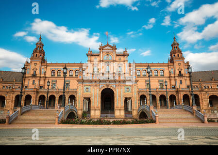 Weitwinkelobjektiv mit Blick auf die Plaza de España in Sevilla, Spanien, ein Quadrat 1928 für den Ibero-Amercian Ausstellung von 1929 im regionalen Stil erbaut. Stockfoto