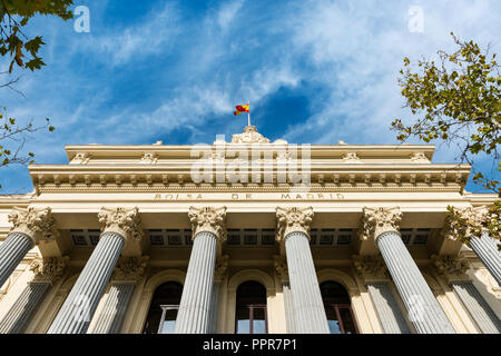 Geringer Betrachtungswinkel der Spalten und neoklassischen Fassade der Bolsa de Madrid (Madrid Stock Exchange) gegen einen bewölkten Himmel. Stockfoto